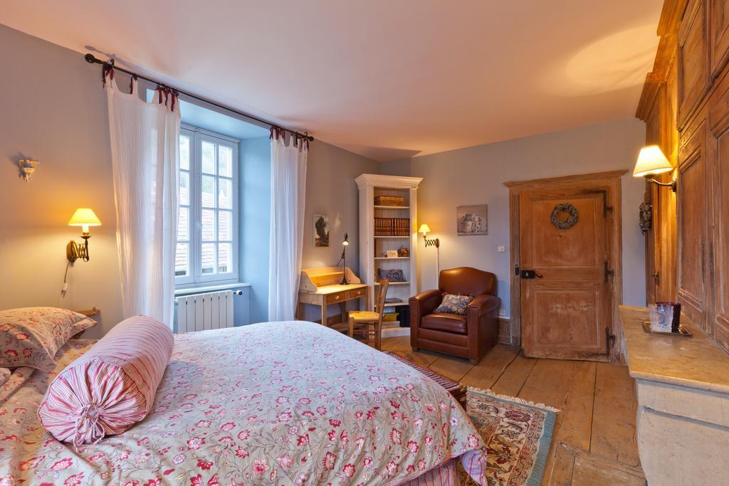 A L'ombre Du Chateau * Nans-sous-Sainte-Anne